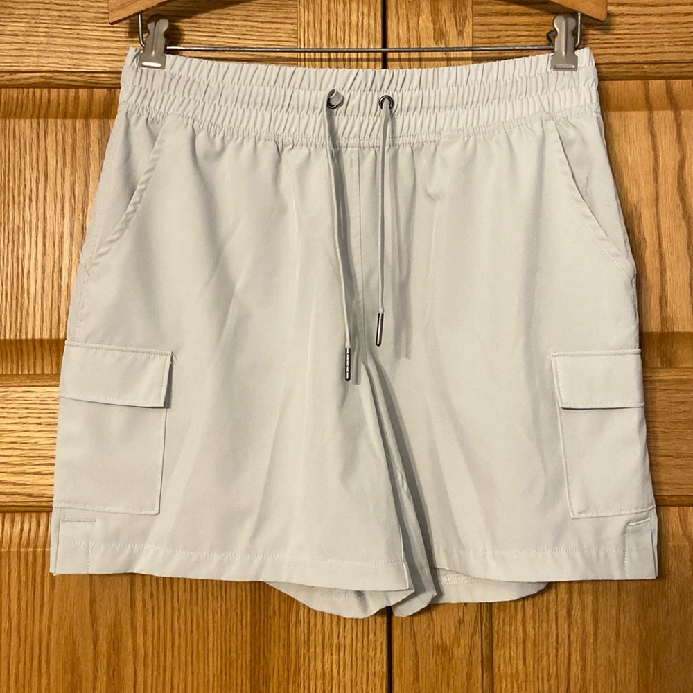 Mondetta Outdoor Project Light Gray Athletic Shorts Size Medium